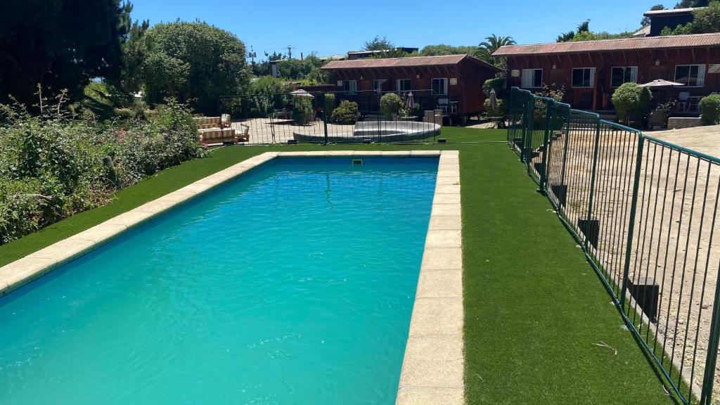 - une piscine dans une cour avec une clôture dans l'établissement Cabañas Puertecillo, à Puertecillo