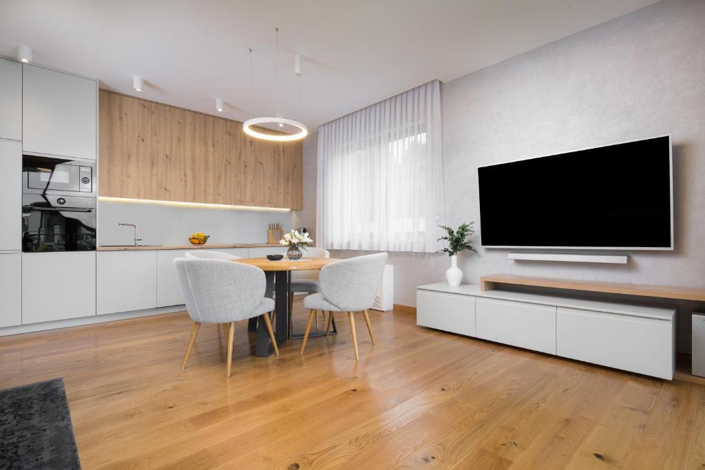Televízia a/alebo spoločenská miestnosť v ubytovaní ENA, Luxury Apartments Opatija