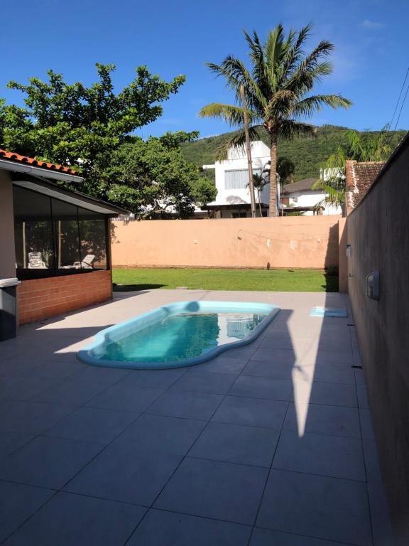 a swimming pool in the middle of a patio at CocoFloripa Hostel in Florianópolis