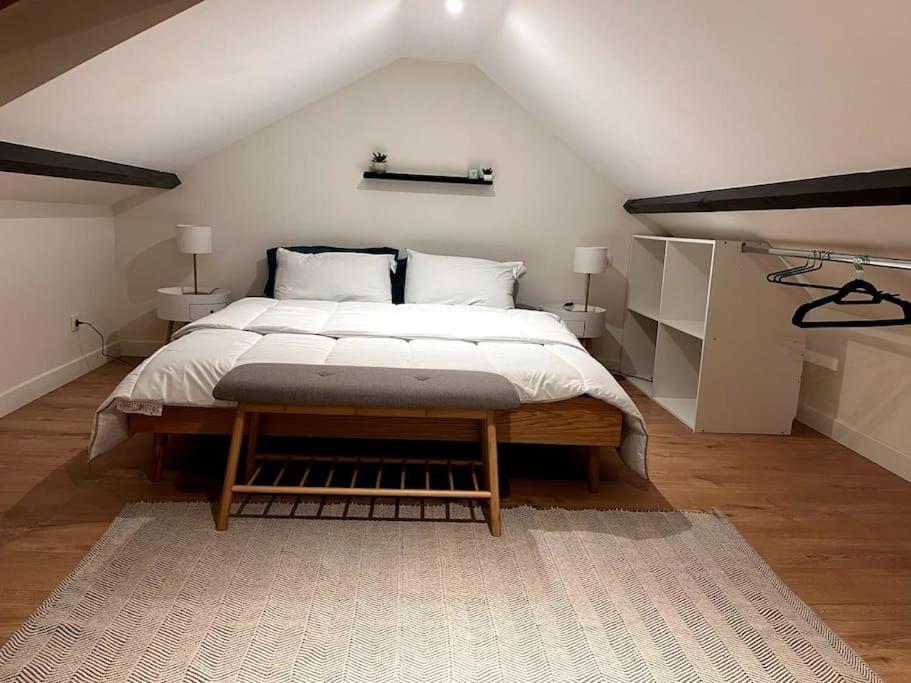 Tempat tidur dalam kamar di Appartement duplex proche zénith, mégacité, stade