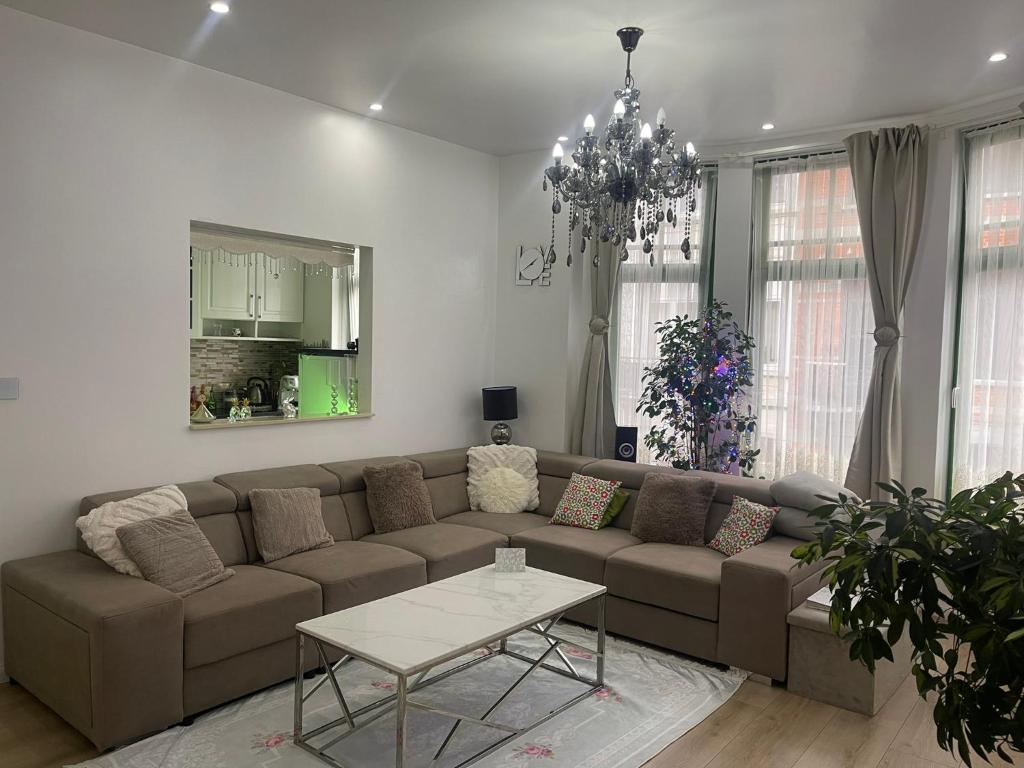 uma sala de estar com um sofá e uma mesa em Appartement centre Zaza em Bruxelas