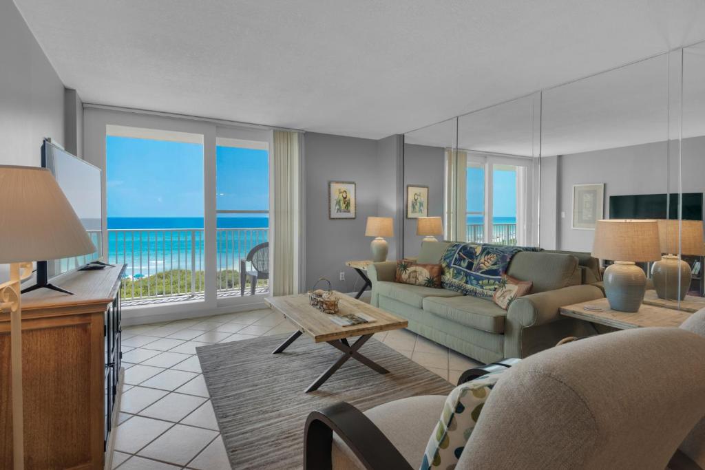 Una sala de estar con vista al mar. en Beachcrest 301, en Santa Rosa Beach