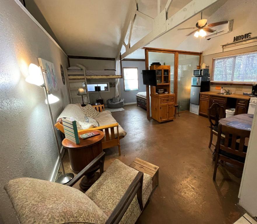 The Studio at Creekside Camp & Cabins, Marble Falls Tarifs 2023