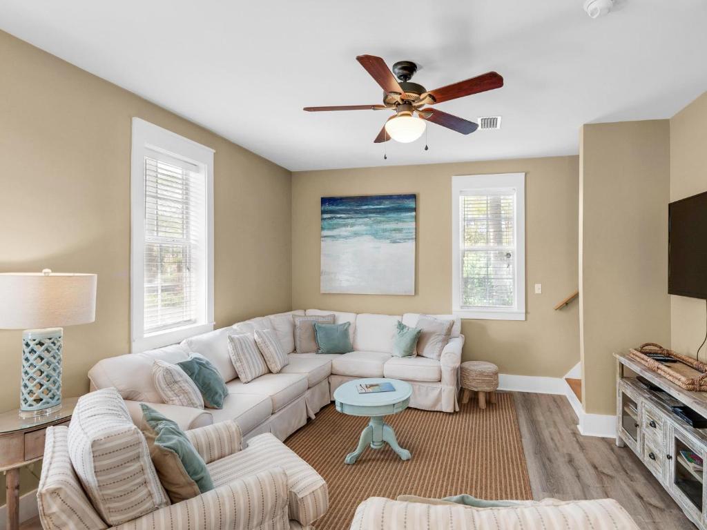 Et opholdsområde på Beach Bungalow 101