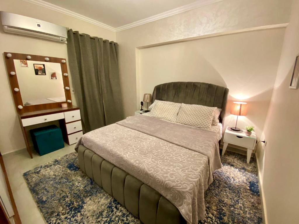 מיטה או מיטות בחדר ב-Cozy 2BR Apartment in Maadi