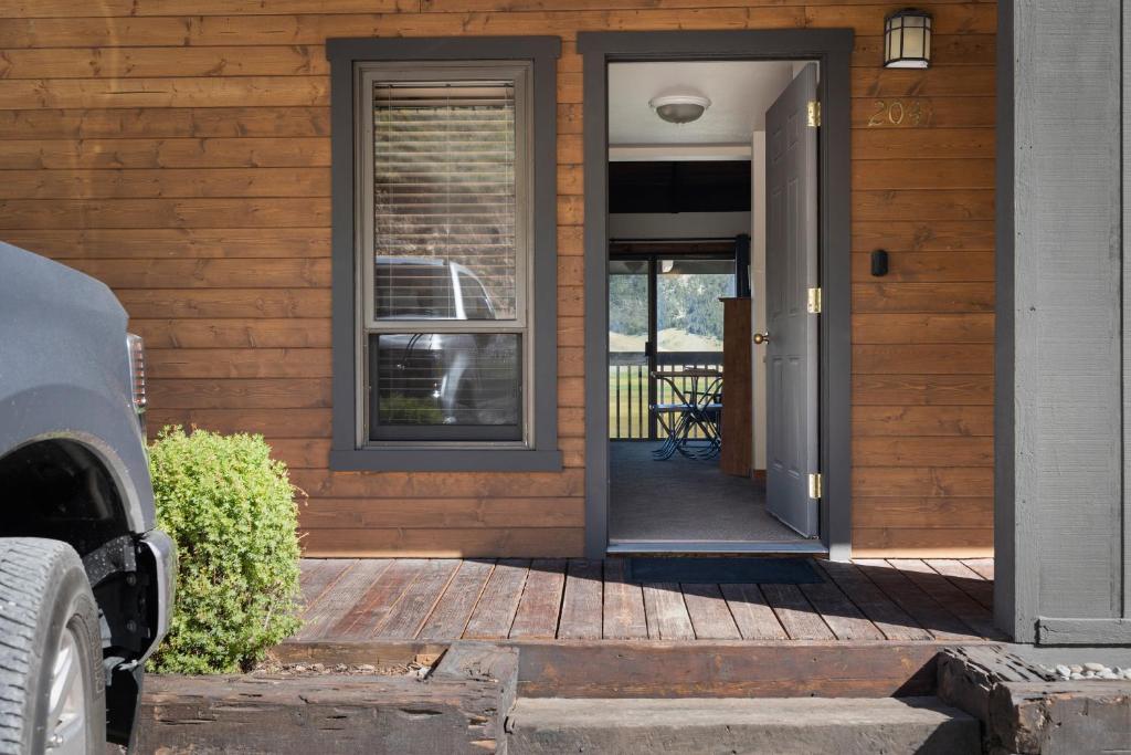 Elk Refuge Inn photo