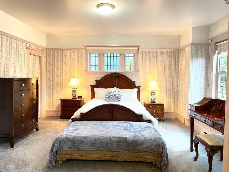 um quarto com uma cama grande e um piano em Parlor Suite in Heritage Manor, Fairfield, near DT em Victoria