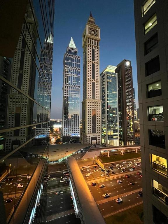Nespecifikovaný výhled na destinaci Dubaj nebo výhled na město při pohledu z penzionu