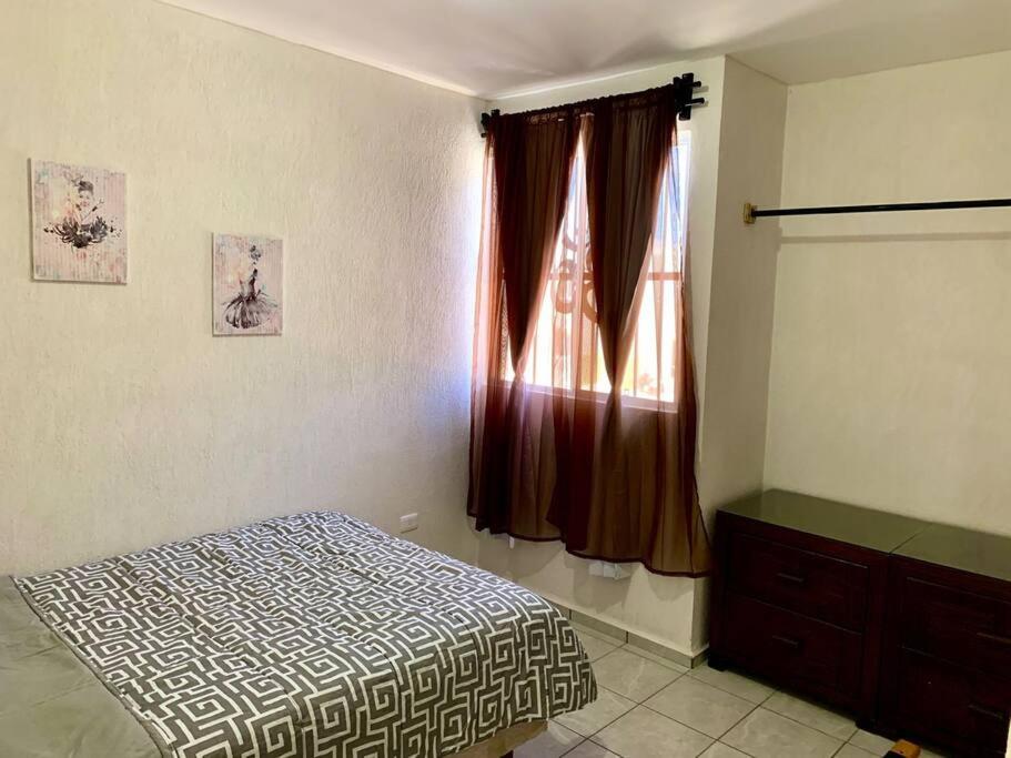 Schlafzimmer mit einem Bett und einem Fenster in der Unterkunft Casa Om 3 in Tulum