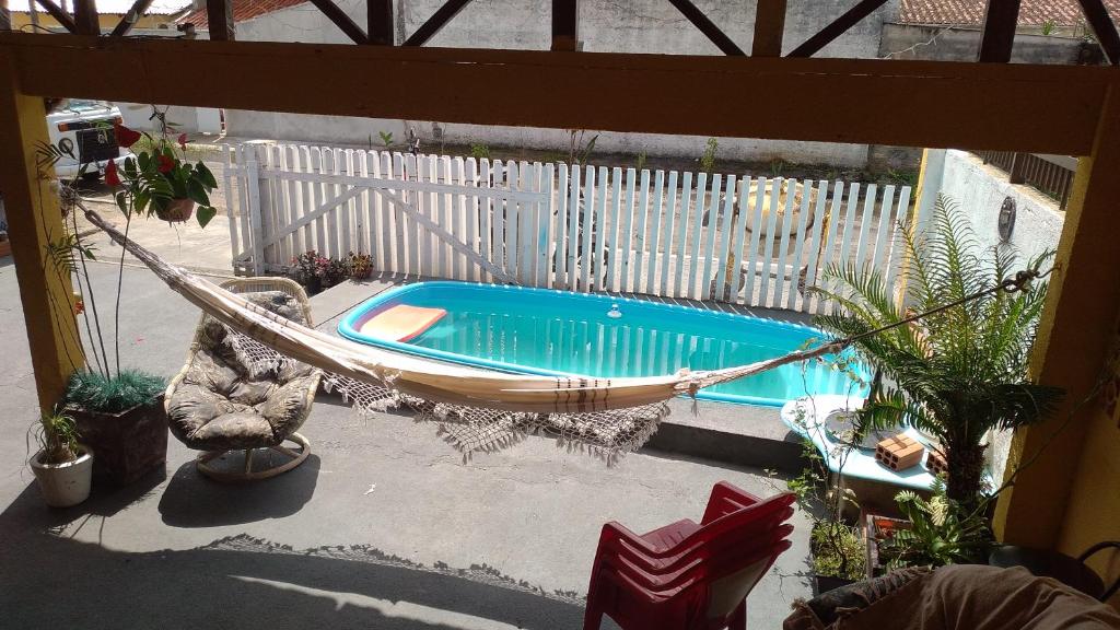 - une vue sur un hamac et une piscine dans l'établissement Brisa do Mar Guaratuba, à Guaratuba
