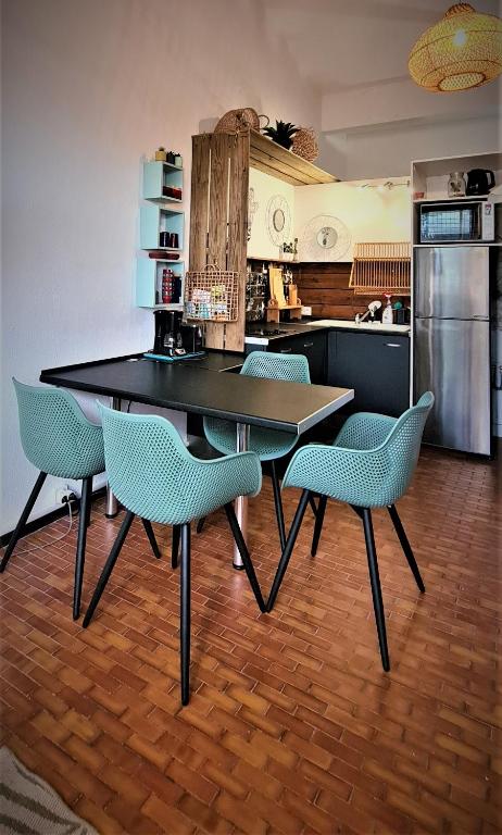 Kuchyň nebo kuchyňský kout v ubytování TITIRI Appartement