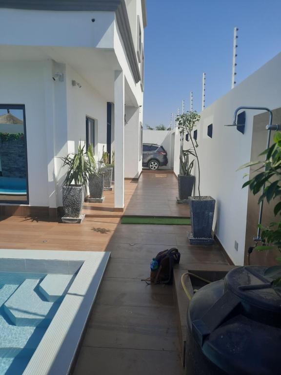 un balcón de una casa con piscina en VILLA NAYFAL en Saly Portudal
