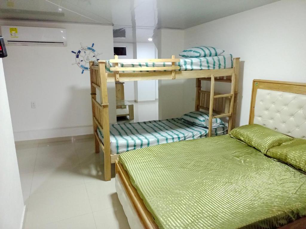 Habitación con 2 literas y 1 cama en Roatán, en Gaira