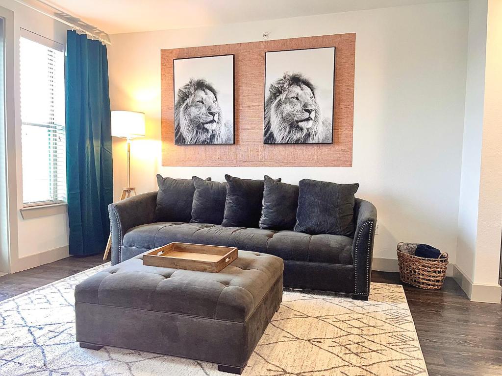 Coin salon dans l'établissement 1BR with King Bed, 6 miles from DFW airport