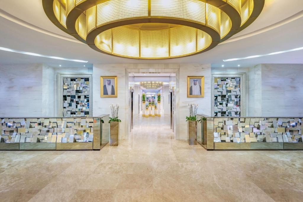 eine große Lobby mit einem großen Kronleuchter in der Unterkunft Qabila Westbay Hotel by Marriott in Doha