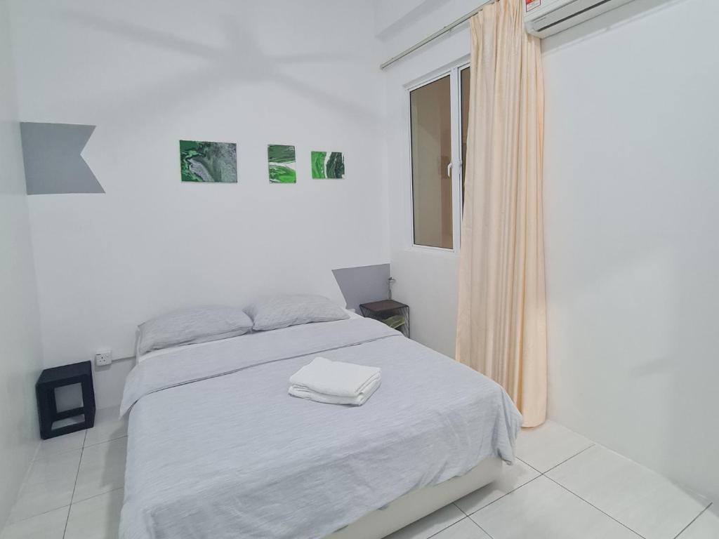 um quarto branco com uma cama e uma janela em Full Moon Apartment (月满公寓）网红 airbnb em Kuah