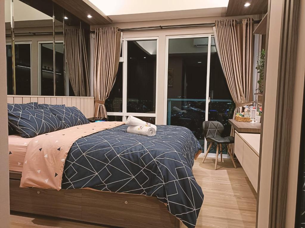 um quarto com uma cama com uma toalha em Luxury Puri Mansion Apartment Kembangan em Jakarta