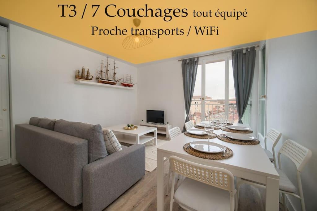un salon avec un canapé et une salle à manger dans l'établissement Fully equipped apartment balcony sleeps 7 wifi, à Marseille