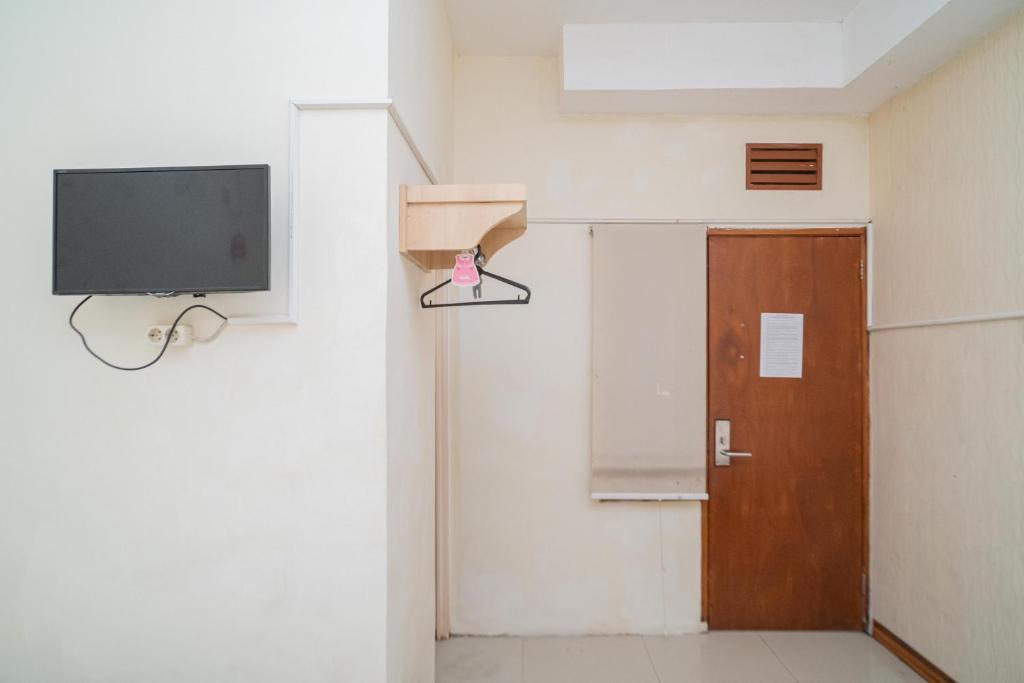 TV a/nebo společenská místnost v ubytování RedDoorz near Flyover Arjosari Malang
