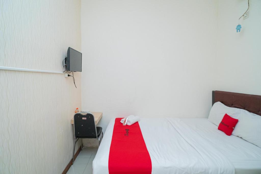 Postel nebo postele na pokoji v ubytování RedDoorz near Flyover Arjosari Malang