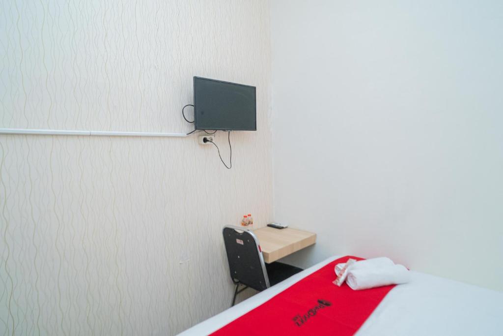 TV a/nebo společenská místnost v ubytování RedDoorz near Flyover Arjosari Malang