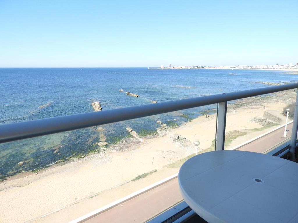 レ・サ​​ーブル・ドロンヌにあるAppartement Les Sables-d'Olonne, 1 pièce, 3 personnes - FR-1-92-608のビーチの景色を望むバルコニーが備わります。