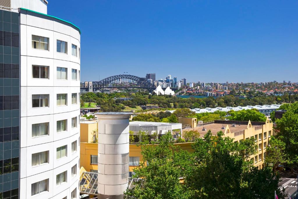 een uitzicht op de skyline van Sydney vanuit een gebouw bij Holiday Inn Sydney Potts Point in Sydney