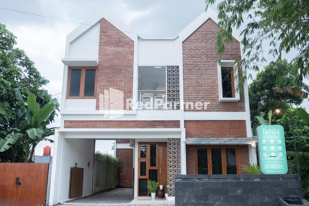 a view of the front of the house at Twin House near UII Yogyakarta Mitra RedDoorz in Yogyakarta