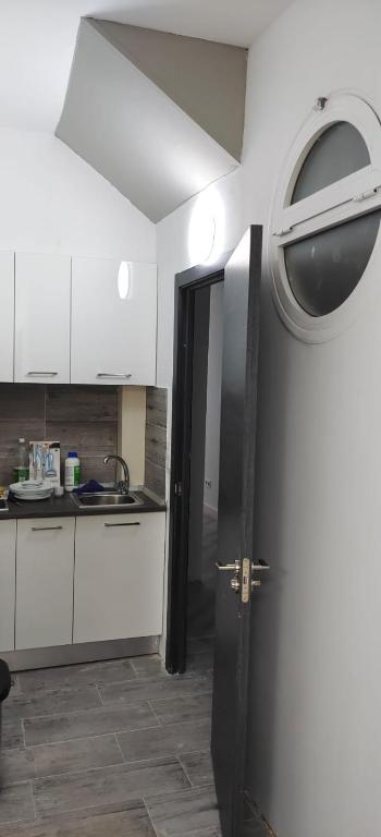 A kitchen or kitchenette at Lodge El Muelle Arinaga