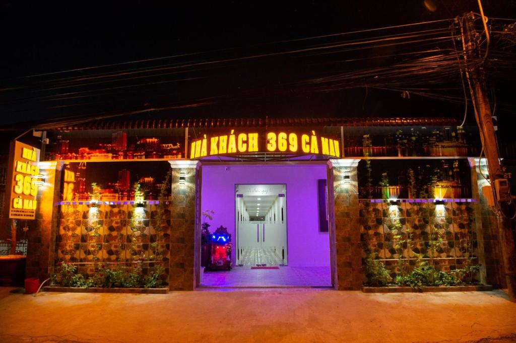 a purple front door of a building at night at Nhà khách 369 in Cà Mau