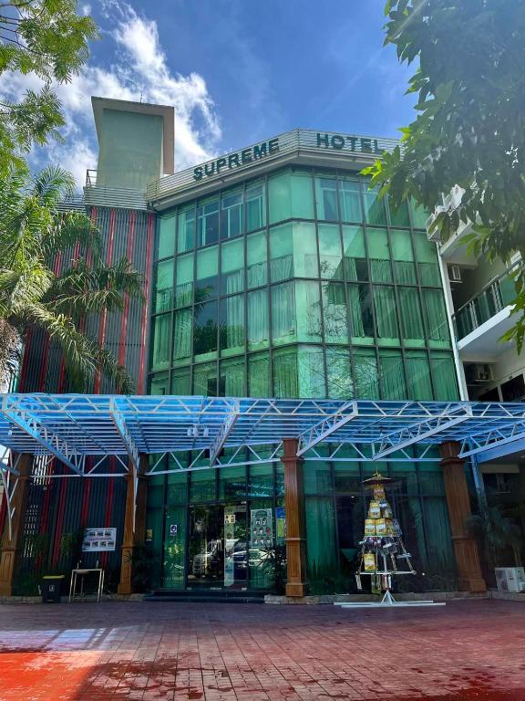 Un edificio con un albero di Natale davanti di Supreme Hotel Yangon a Yangon