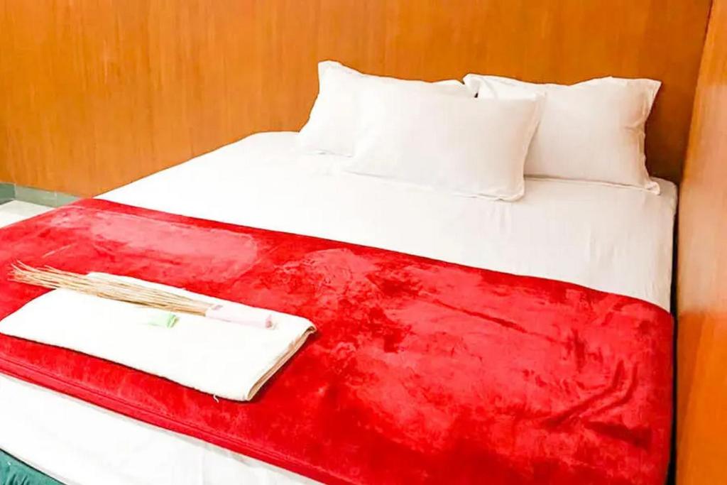 Posteľ alebo postele v izbe v ubytovaní Hotel Shabine Rungkut Mitra RedDoorz
