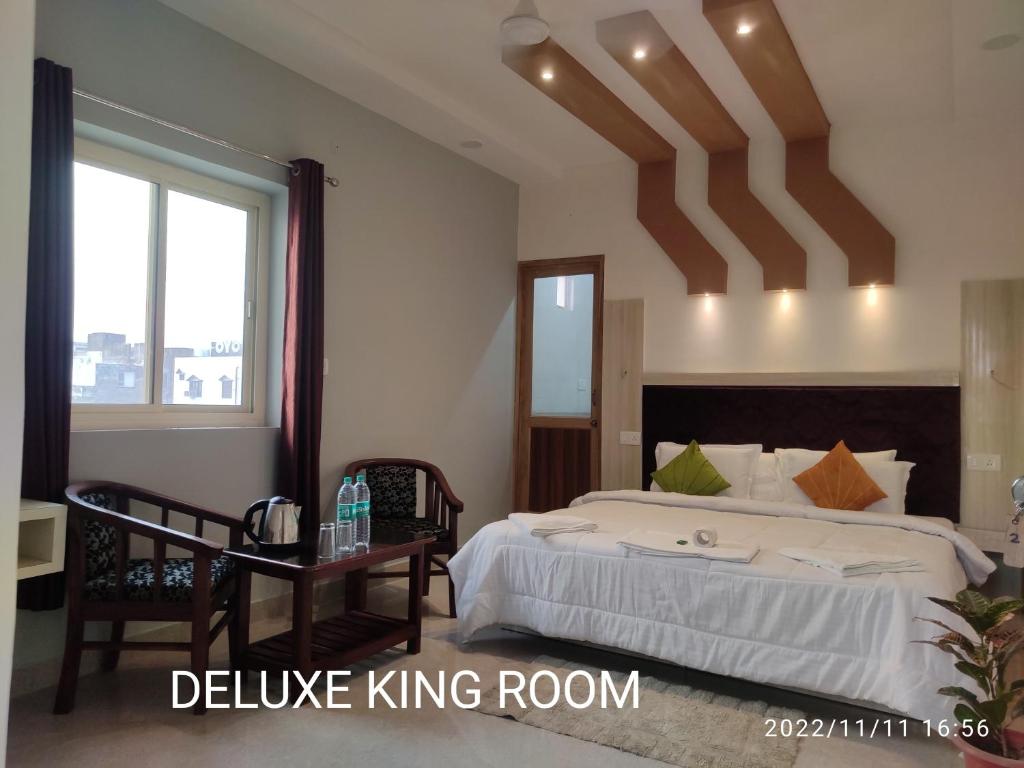 a bedroom with a large bed and aokedokedokedokedoked at Max Guest House in Agra