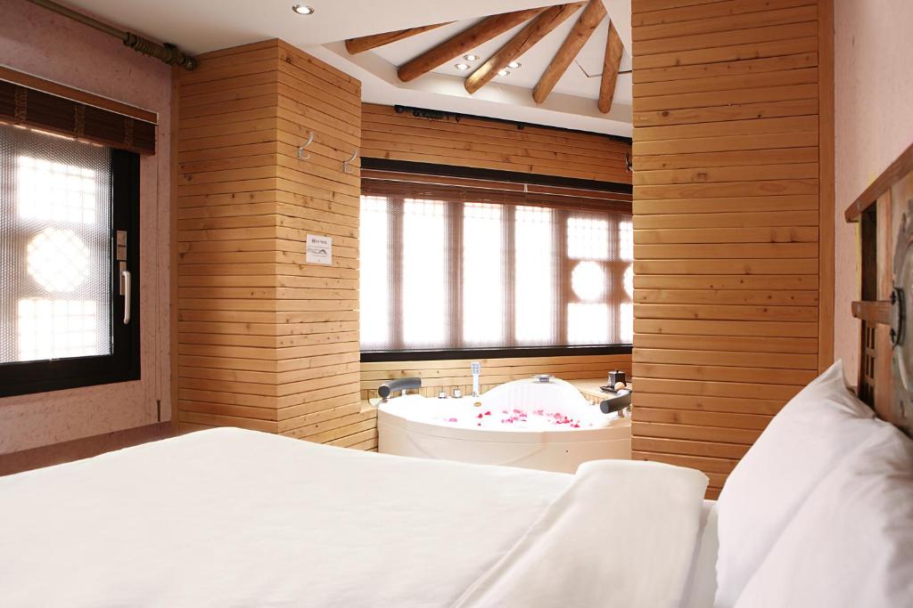 Jeonju Hanok Taejogung Hotel - Luxe Tweepersoonskamer Met Bad