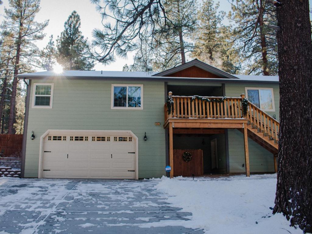 uma casa com um deque e uma garagem em Sky Lodge em Wrightwood