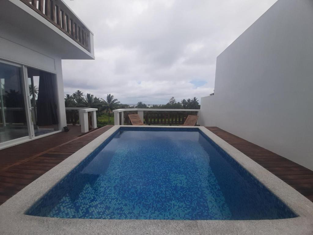 阿瓦魯阿的住宿－Mai'i Villa 2 - Muri，房屋前的游泳池