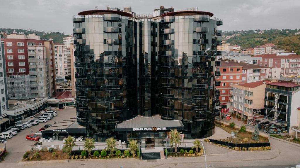 un edificio alto en una ciudad con un estacionamiento en KONAK PARK HOTEL, en Trabzon