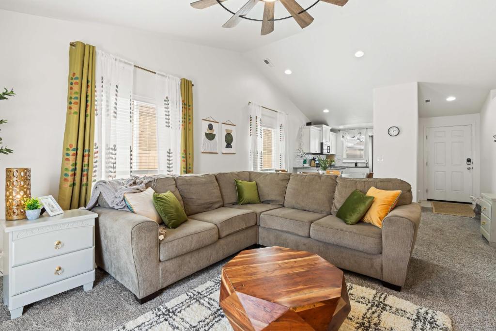 uma sala de estar com um sofá e uma mesa em Caldwell Ruby Tuesday! 60's Inspired comfort 3B2B em Caldwell