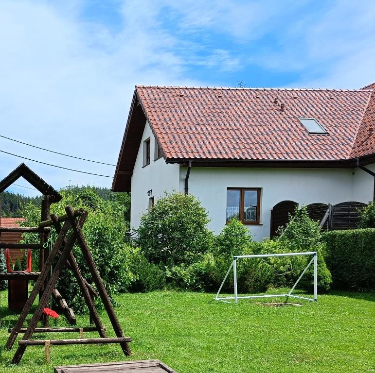 una casa con un patio con un gol en Sudecka Ostoja z Balią i Sauną, en Lubawka