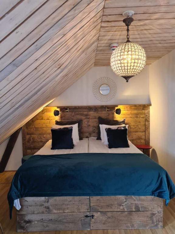 Postel nebo postele na pokoji v ubytování Lanthotell Lögnäs Gård