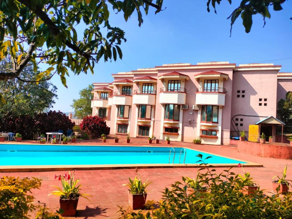Bazén v ubytování The Dhanhills - a valley view hotel in panchgani nebo v jeho okolí