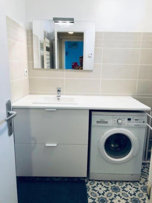 a bathroom with a washing machine and a sink at Duplex 130m2 dans un mas entouré de vergers - piscine in Saint-Féliu-dʼAvall