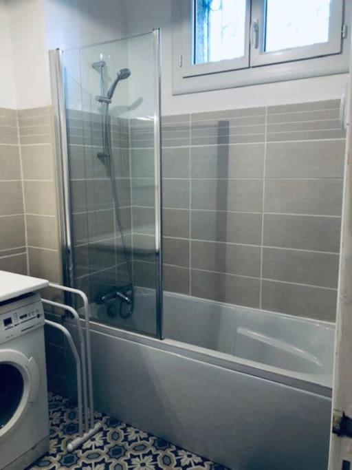 W łazience znajduje się prysznic ze szklanymi drzwiami. w obiekcie Duplex 130m2 dans un mas entouré de vergers - piscine w mieście Saint-Féliu-dʼAvall