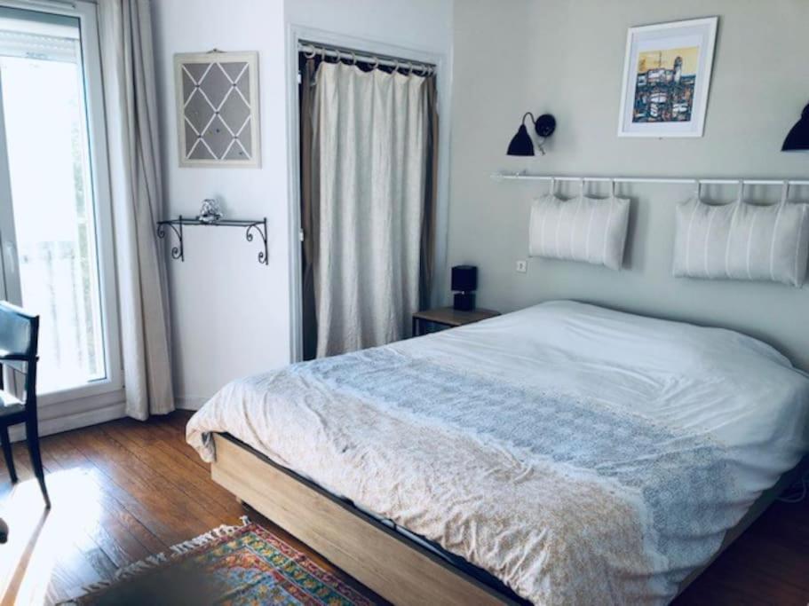 Łóżko lub łóżka w pokoju w obiekcie Duplex 130m2 dans un mas entouré de vergers - piscine