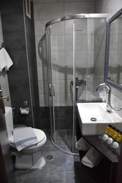 Koupelna v ubytování ZAKROS HOTEL