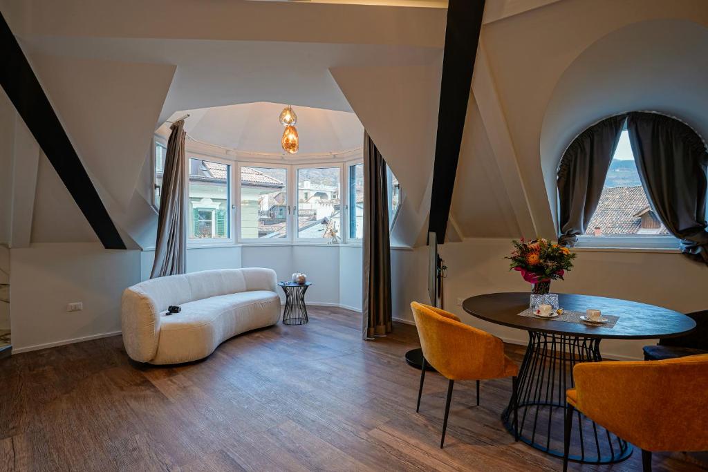 uma sala de estar com um sofá e uma mesa em Your Stay in Bolzano em Bolzano