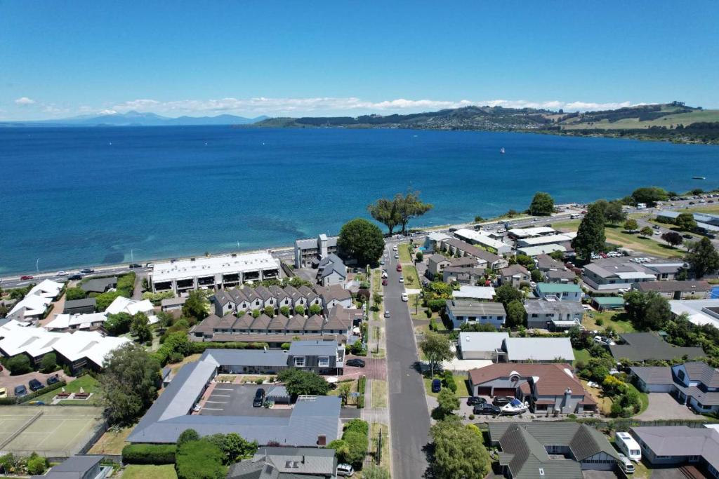 Lake Breeze Motel - Resim 8