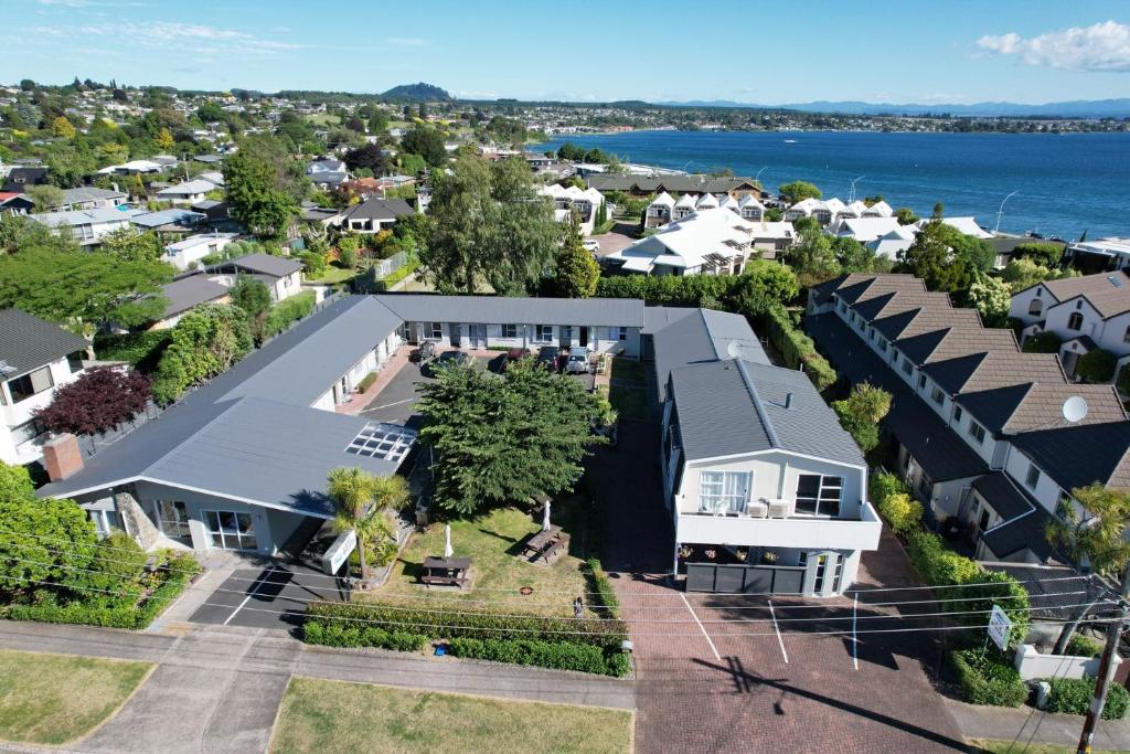 Lake Breeze Motel - Resim 6