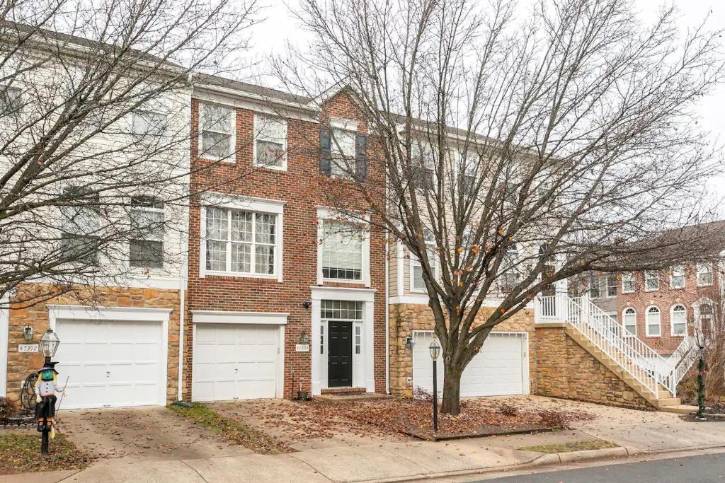 Beautiful Townhome, Sterling (updated prices 2024)