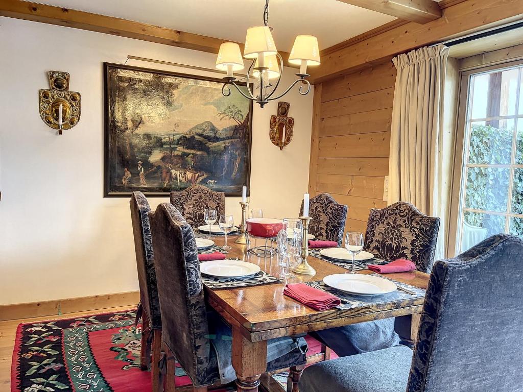 a dining room with a wooden table and chairs at Residence Bastide in Verbier